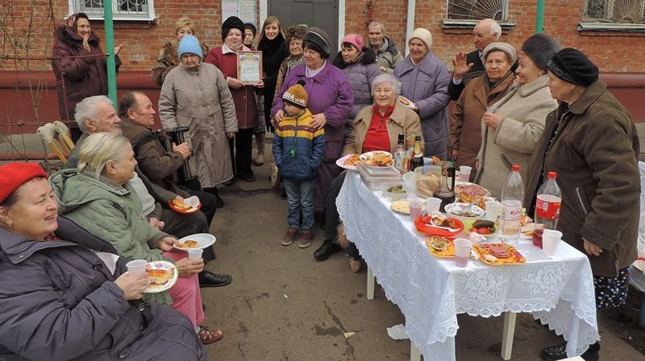 В Центральном округе отметили полувековой юбилей многоквартирного дома