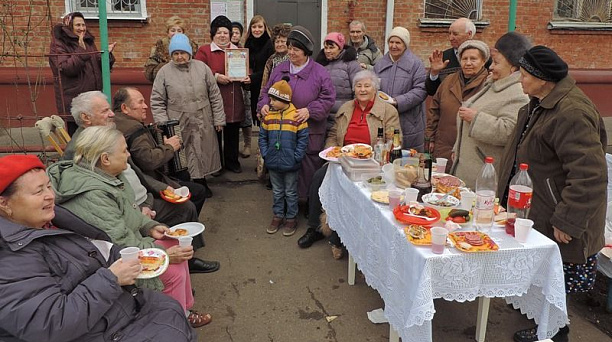 В Центральном округе отметили полувековой юбилей многоквартирного дома