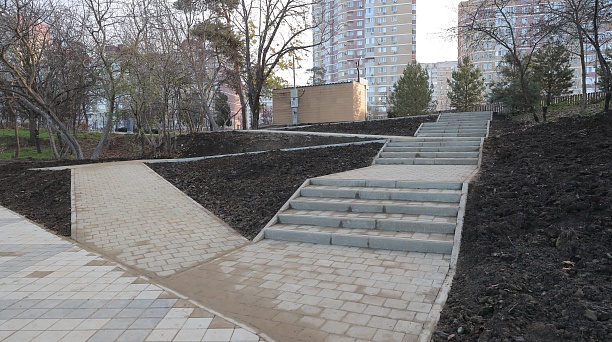 На Николаевском бульваре по просьбе краснодарцев обустроили лестничный сход и пандус со стороны ул. Автолюбителей