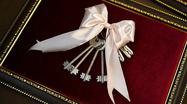 В Краснодаре в 2025 году расселили жителей из 40 аварийных домов и вручили ключи от 129 квартир детям-сиротам