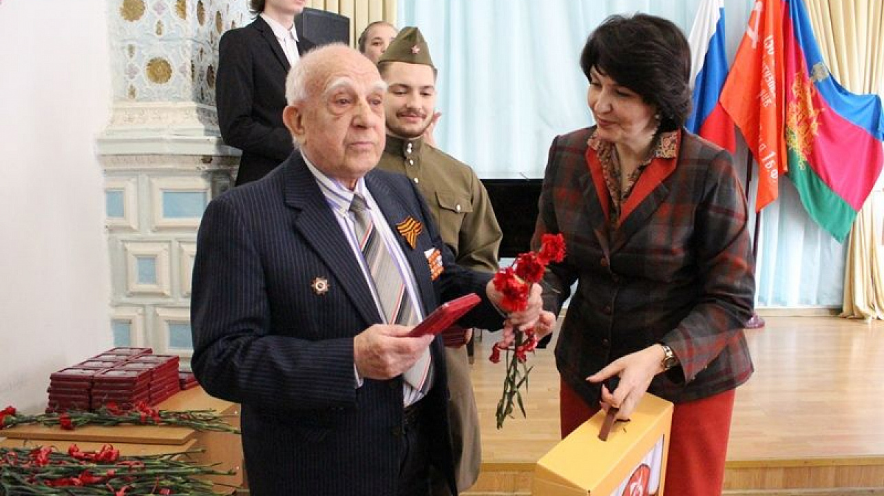 В Центральном округе продолжается торжественное вручение юбилейных медалей