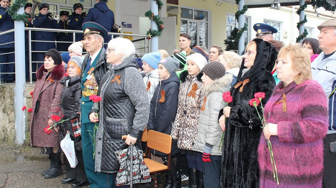 В гимназии № 33 торжественно открыли бюста Героя Советского Союза Фёдора Лузана