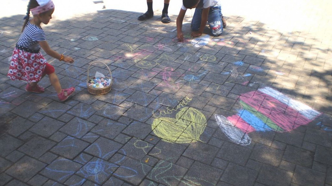 В Городском саду состоялся конкурс детского рисунка на асфальте