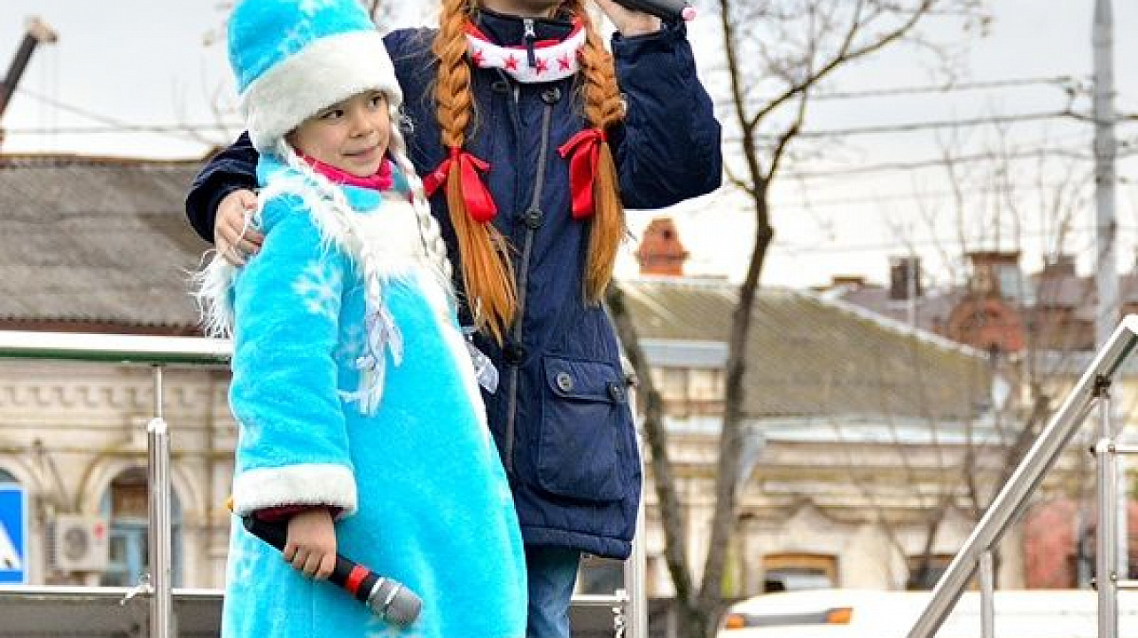 100 юных прикубанцев из Центра детского творчества сделали новогодний подарок горожанам