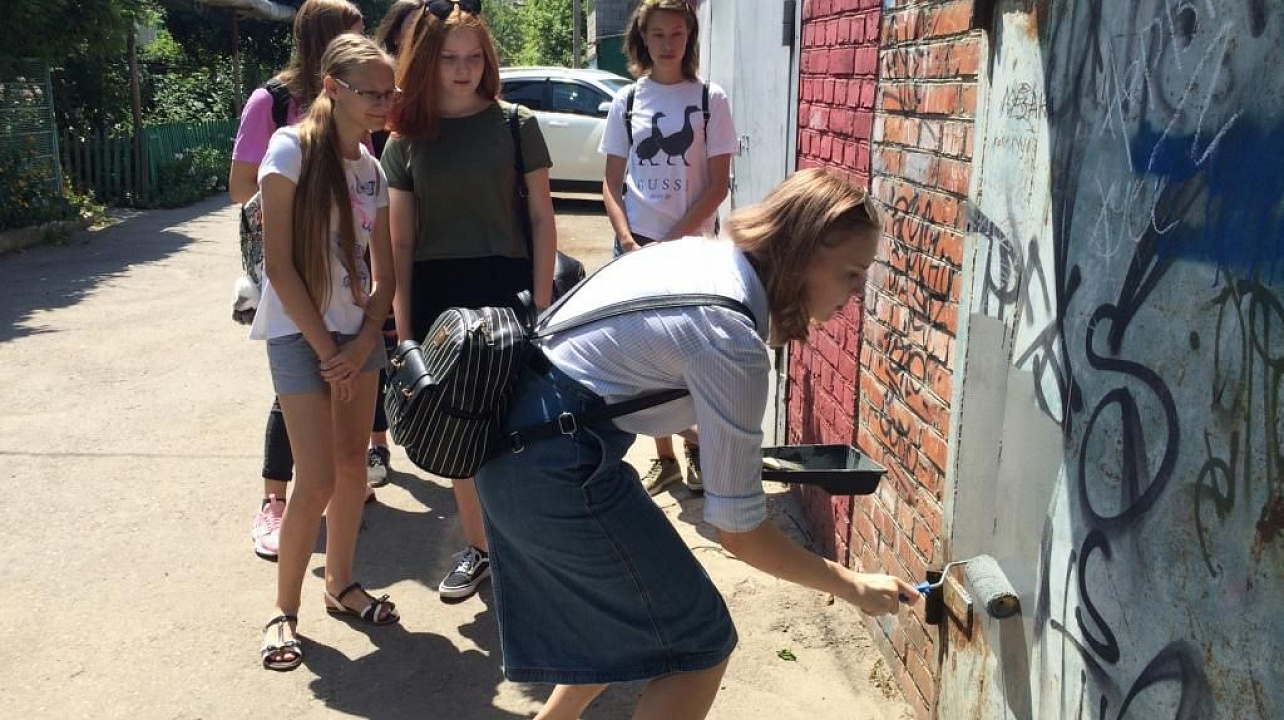 Школьники Западного округа приняли участие в акции «Чистый город — без наркотиков!»