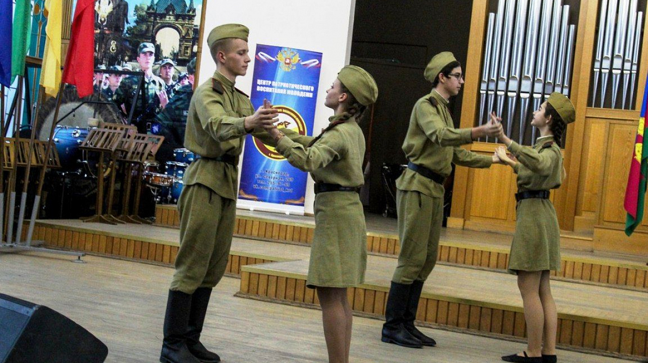 Молодёжного совета Западного округа исполнили военный вальс на Дне призывника