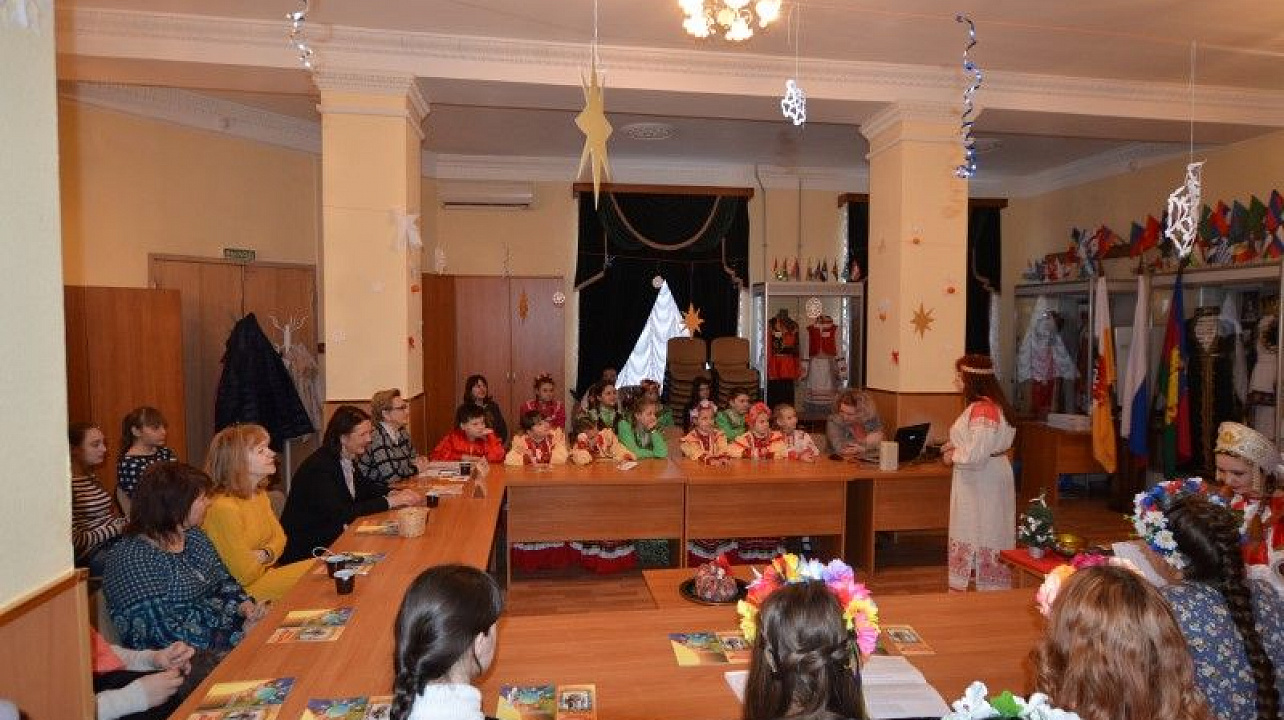 Заседание молодёжного клуба «Оберег» посвятили зимним обычаям и традициям славян (6).JPG