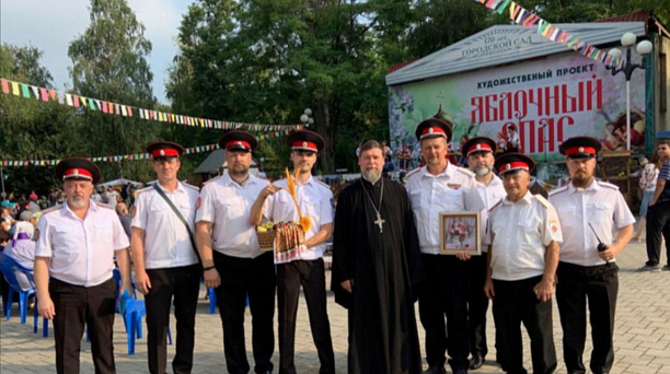 Настоятель с казаками открыли праздник в Городском парке
