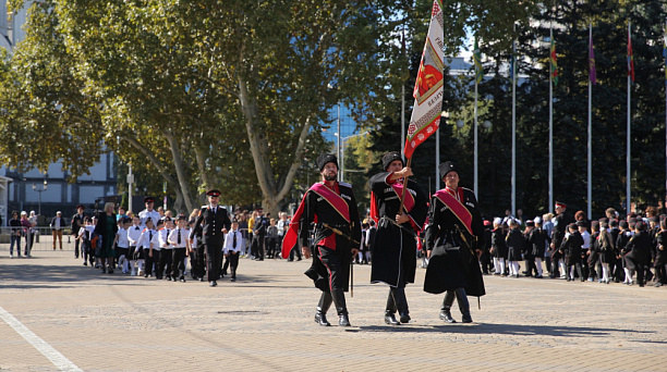 В Краснодаре 375 учащихся классов казачьей направленности посвятили в казачата