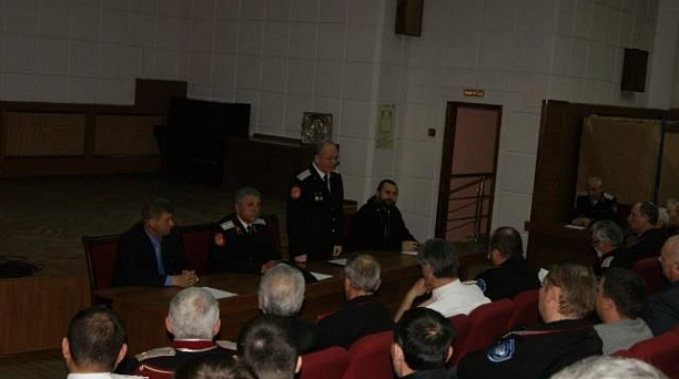 Исполняющий обязанности атамана Екатеринодарского районного казачьего общества есаул Сергей Васин встретился с казаками Западного округа.