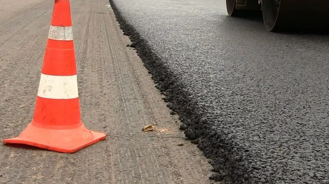 В жилом районе Новознаменском Краснодара заасфальтируют подъездную дорогу и построят тротуар к новой школе