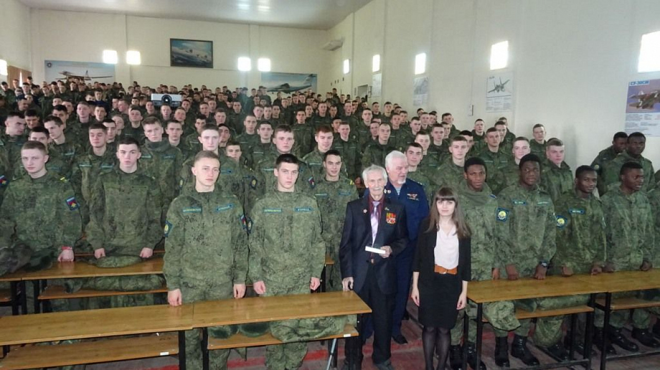 Сотрудники библиотеки Западного округа провели литературный час общения для курсантов военного авиационного училища летчиков