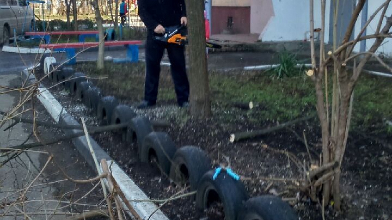 Жители Индустриального вышли на субботник