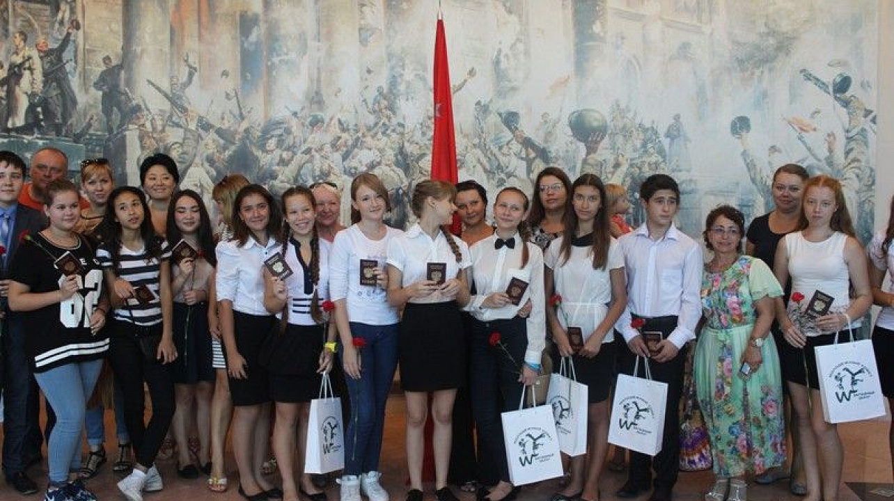 Молодым людям Западного округа вручили паспорта в торжественной обстановке