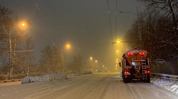 Ночью с 22 на 23 января в Краснодаре продолжится расчистка дорог и тротуаров от снега