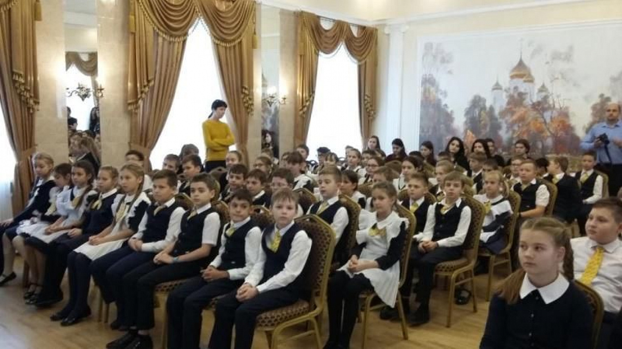 В Центральном округе прошла социально-просветительская акция «Знаю Конституцию России»