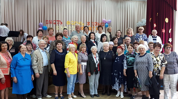 В СОШ№72 прошел праздник в честь Дня пожилого человека