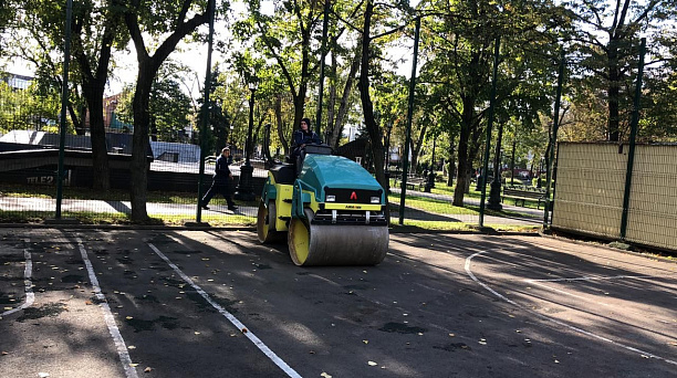 В Краснодаре начались работы по укладке искусственного покрытия для баскетбольных площадок в сквере Дружбы народов