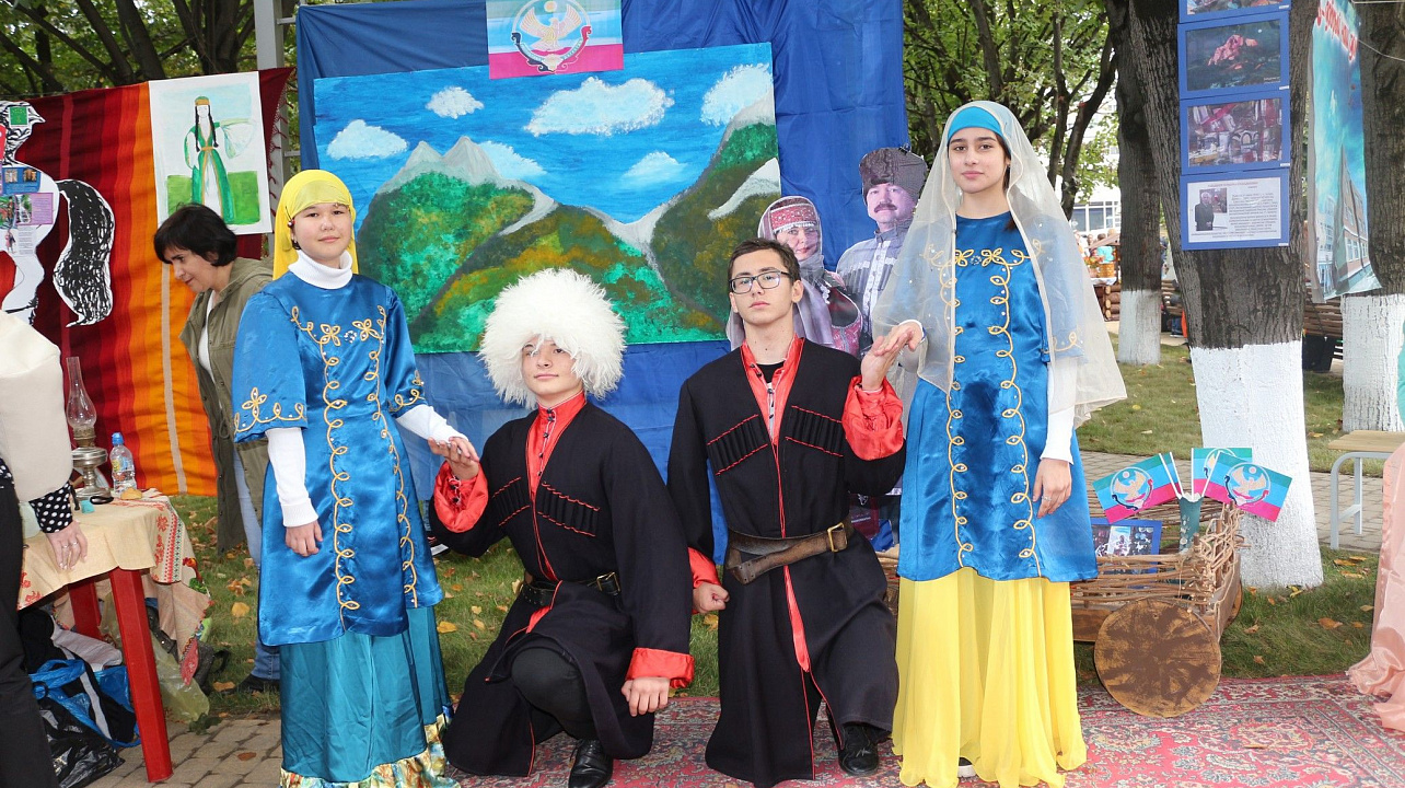 В день города глава Прикубанского округа Александр Журавлев наградил жителей округа за достижения и посетил выставку национальных культур