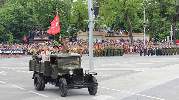 Ветераны Центрального округа приняли участие в военном параде