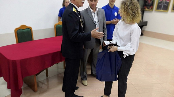 14-летним гражданам Западного округа торжественно вручили паспорта