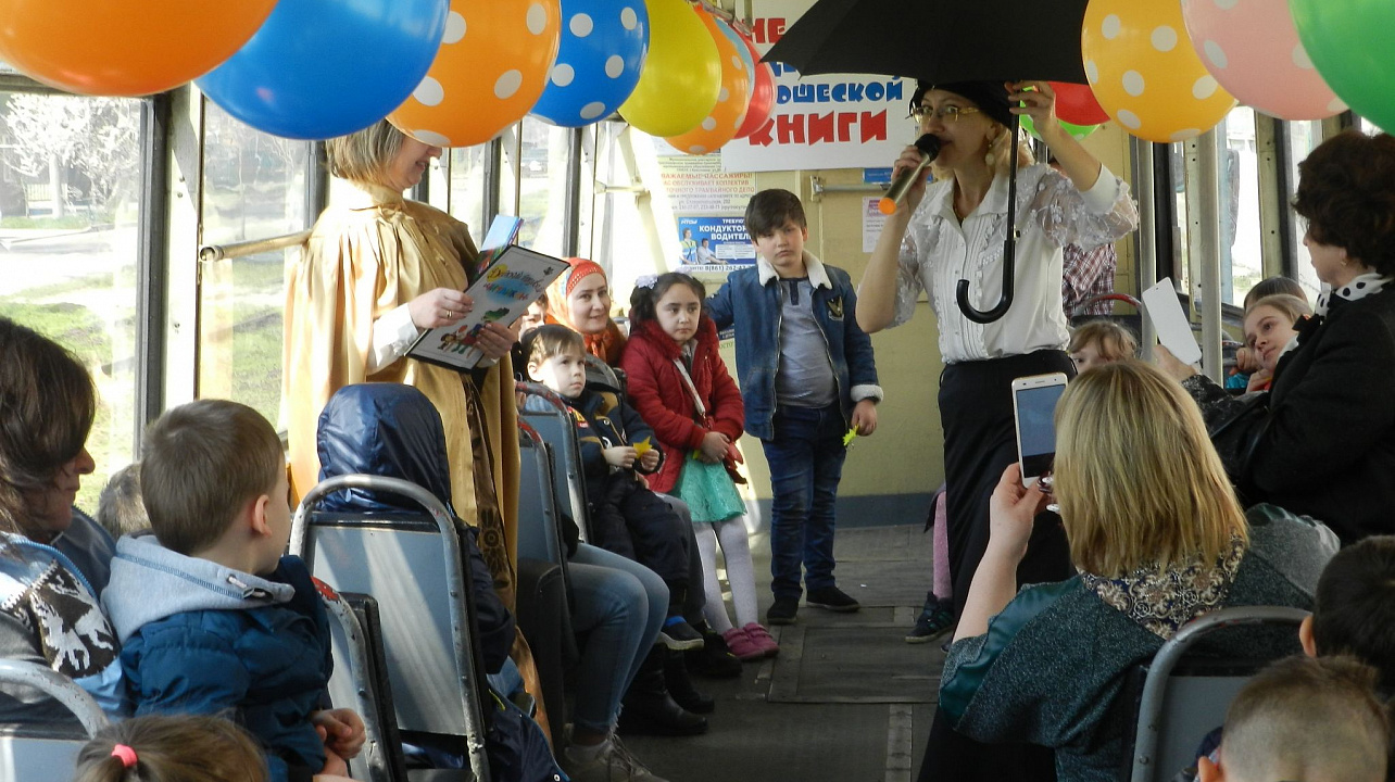 Библиотека им. Н.А. Некрасова подарила юным читателям поездку в  «Читающем трамвае»