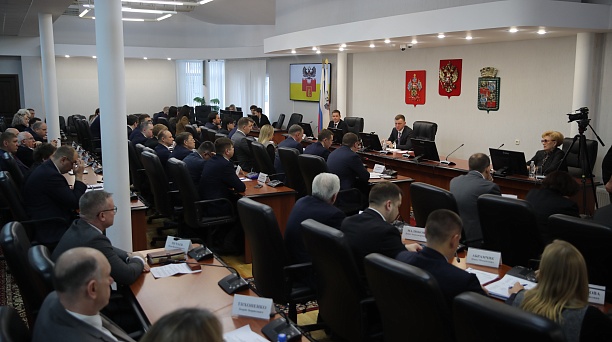 Евгений Наумов поручил усилить борьбу с незаконной продажей пиротехники