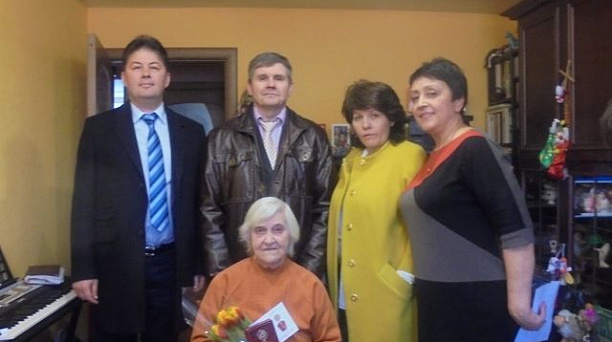 Депутат Олег Маев поздравил жительницу Фестивального округа