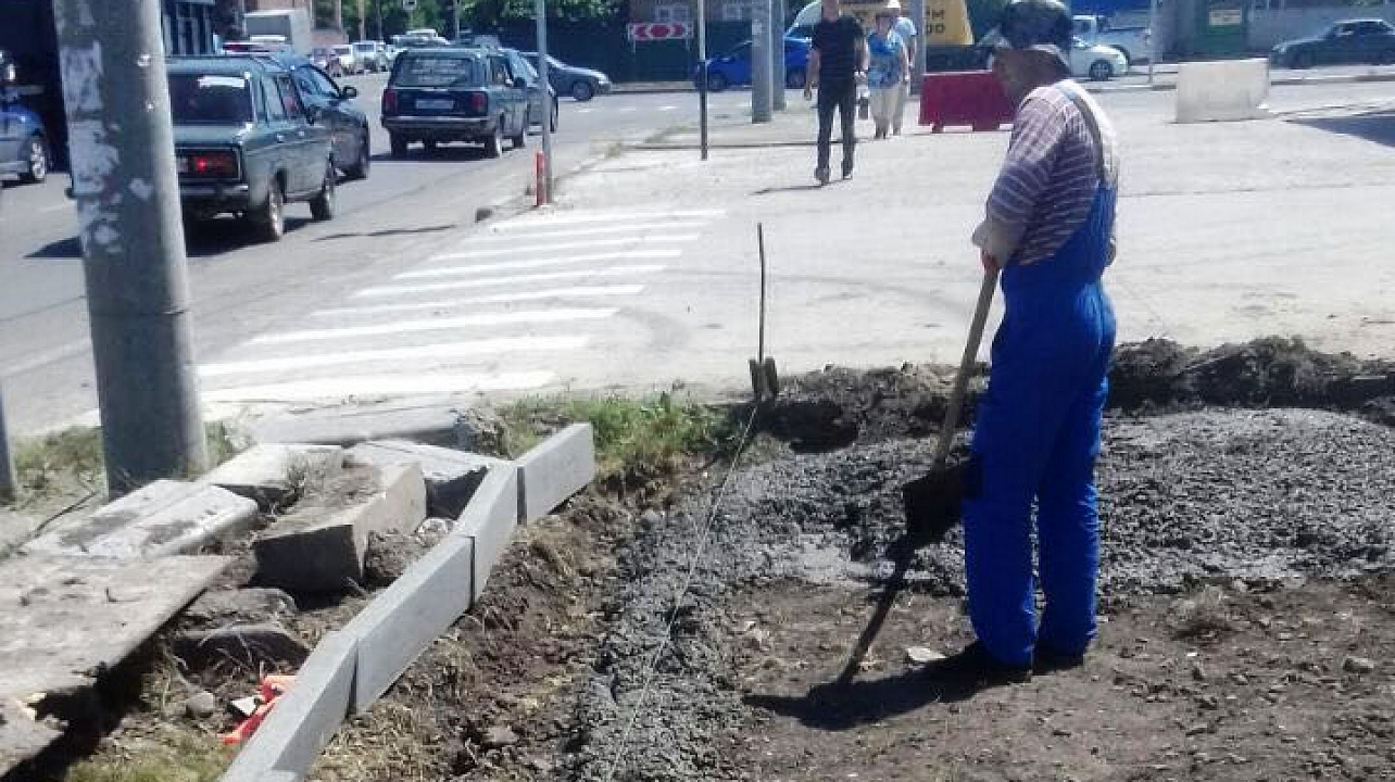 В «Музыкальном» микрорайоне начато строительство тротуара по улице Петра Метальникова