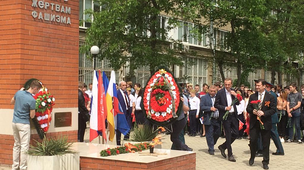 Около памятника «Братская могила жертв фашистского террора 1942-1943 годов» на Московской прошел торжественный митинг