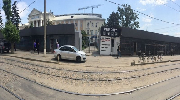 В Западном округе продолжается работа по изменению архитектурного облика фасадов торговых объектов