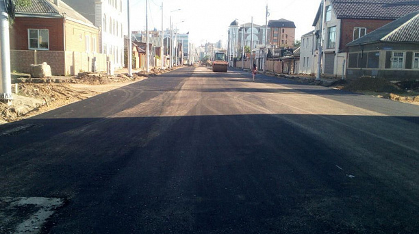 В Краснодаре первый слой асфальтового покрытия по ул. им. Тургенева уложен еще на двух кварталах