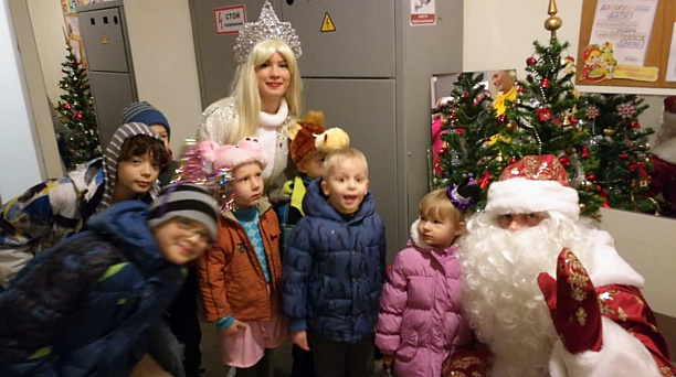 Жителей ТОСа № 105 поздравил с наступающими праздниками Дед Мороз и Снегурочка