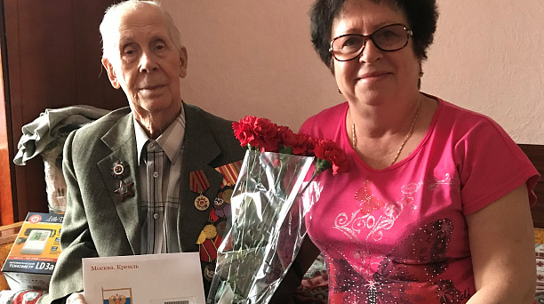 С 95-летием ветерана войны Алексея Ельцова поздравил депутат городской Думы Михаил Самойленко