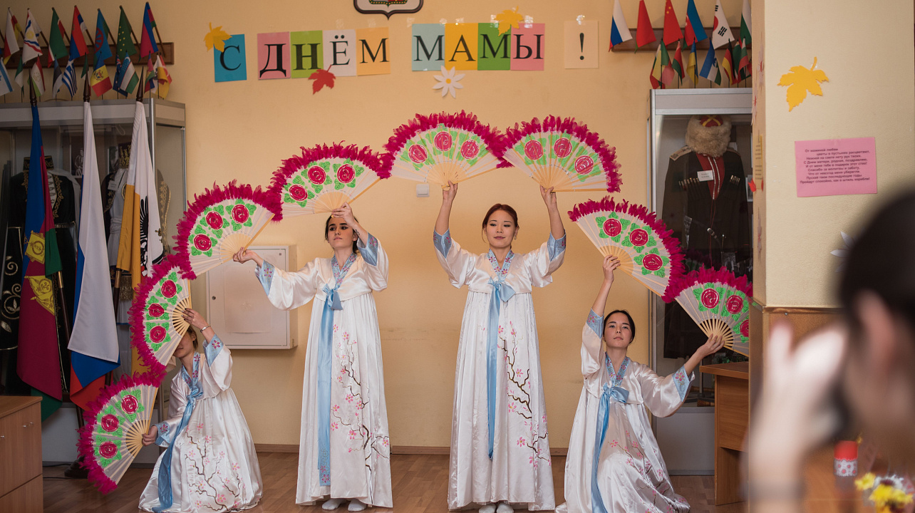 В посвящённом Дню матери праздничном вечере приняли участие многодетные семьи национально-культурных объед (7).jpg