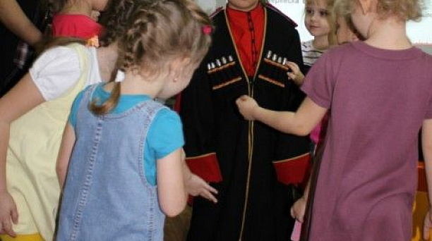 Для воспитанников детских садов проводятся увлекательные занятия  по истории казачьего костюма 