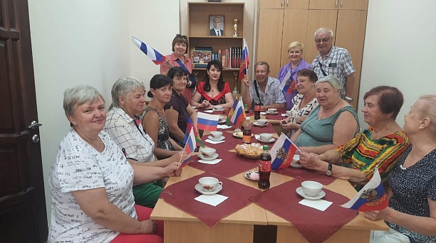 «Символ, который объединяет»: активисты Центрального округа отметили День Государственного флага России