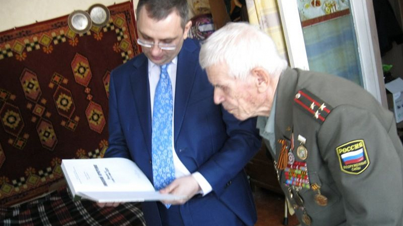 Участнику Великой Отечественной войны Александру Александровичу Лайданскому вручили нагрудный знак «75 лет битвы за Москву»