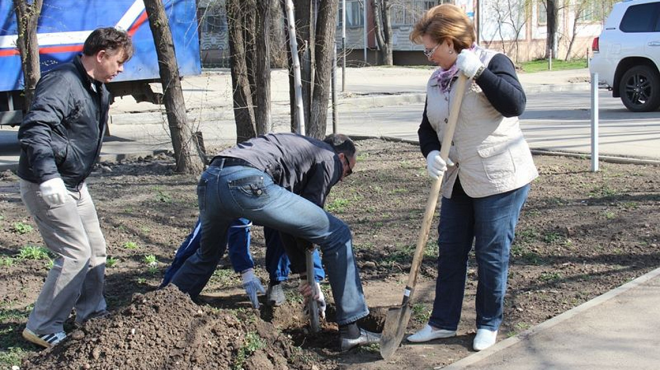 Депутаты активно работали на субботнике в Комсомольском