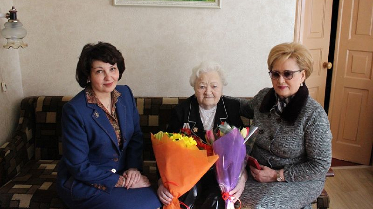 Председатель городской Думы Краснодара Вера Галушко и глава администрации Центрального округа Елена Малова поздравили освободительницу Краснодара Надежду Сергеевну Самарскую