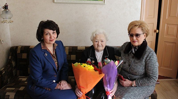 Председатель городской Думы Краснодара Вера Галушко и глава администрации Центрального округа Елена Малова поздравили освободительницу Краснодара Надежду Сергеевну Самарскую