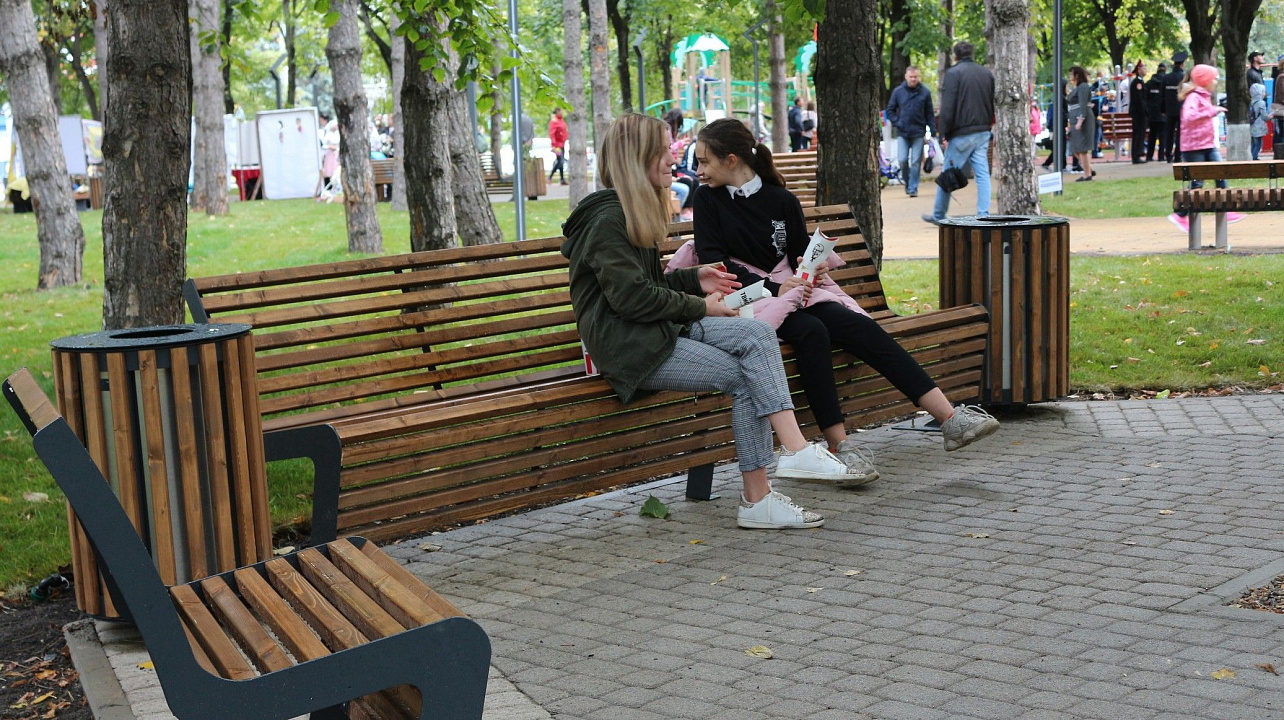 В день города глава Прикубанского округа Александр Журавлев наградил жителей округа за достижения и посетил выставку национальных культур