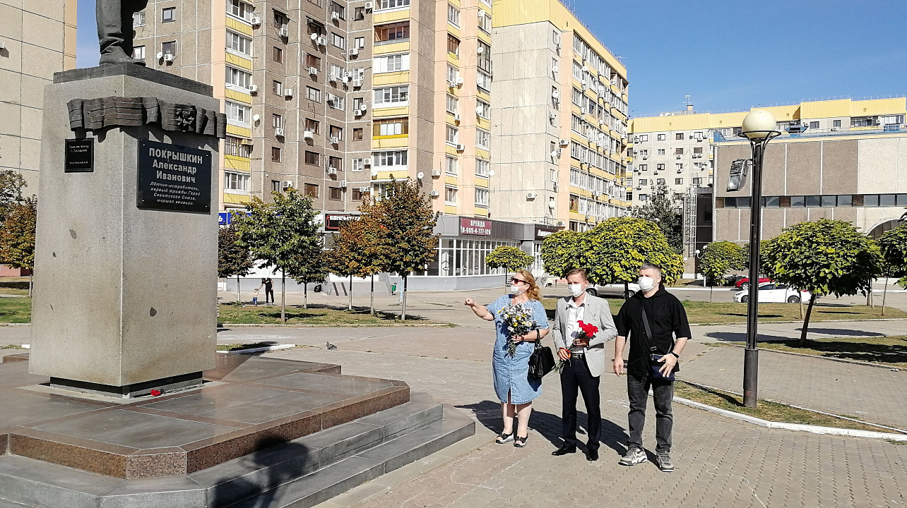 Журавлев возложил цветы у памятника в сквере Памяти на улице Российской