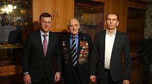 Глава Краснодара поздравил с наступающим Новым годом ветерана Великой Отечественной войны Анатолия Ивановича Хархардина 