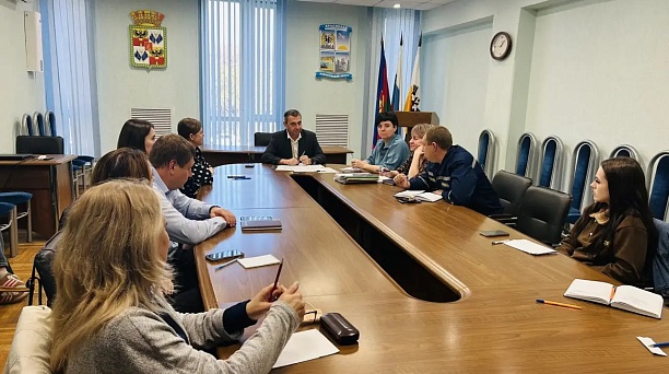 В Карасунском округе прошло совещание, посвященное организации работы межведомственных групп для посещения по месту жительства отдельных категорий семей в декабре 2025