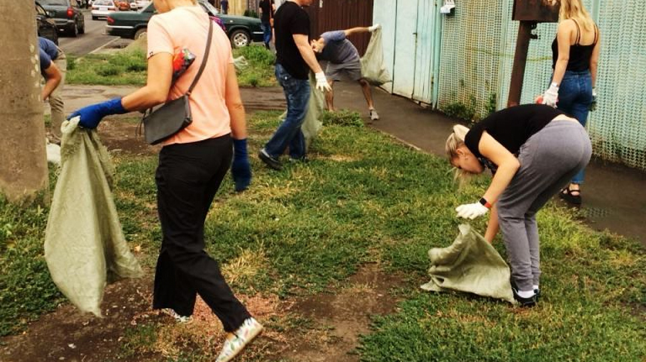 В Западном округе продолжаются санитарные субботники