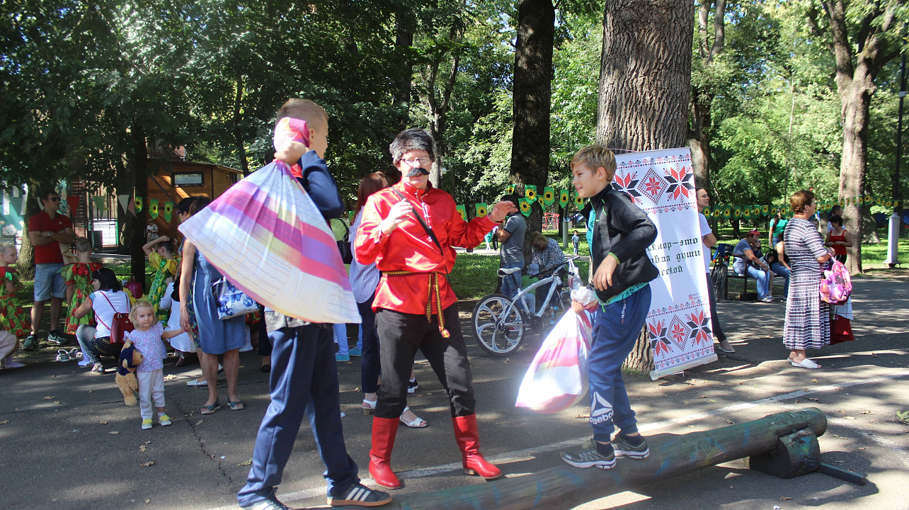 В Чистяковской роще прошел окружной театрализованный праздник, посвященный Дню города