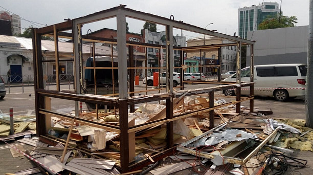 Незаконный торговый павильон на пересечении ул. Коммунаров и ул. им. Гоголя сносят в Краснодаре