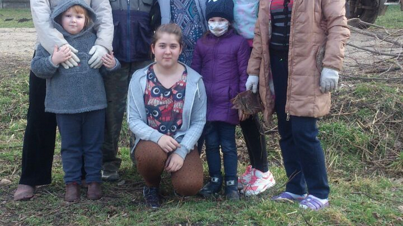 Жители Лазурного очистили от веток детскую площадку