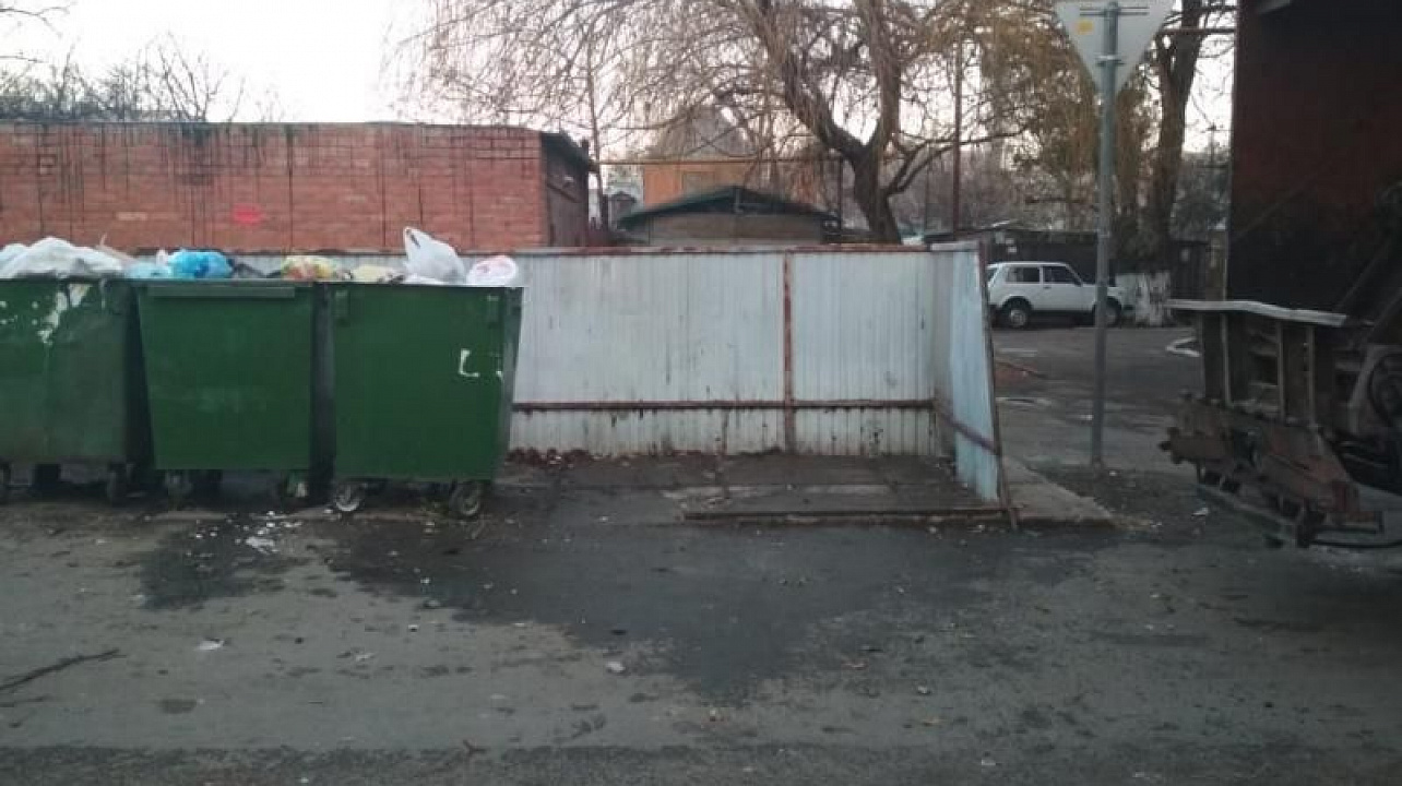 В Центральном округе наведен порядок вблизи контейнерных площадок